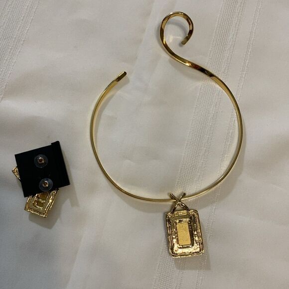 Goldtone choker and matching earrings set with animal print detail - Picture 5 of 6